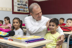 1. SINIF ÖĞRENCİLERİN ÇANTALARI BAŞKAN VAHAP SEÇER’DEN…