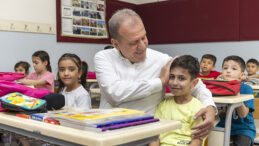 1. SINIF ÖĞRENCİLERİN ÇANTALARI BAŞKAN VAHAP SEÇER’DEN…