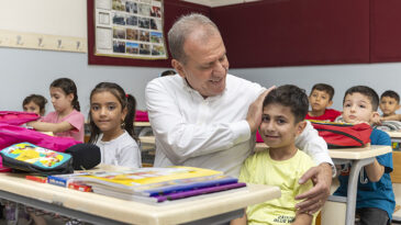 1. SINIF ÖĞRENCİLERİN ÇANTALARI BAŞKAN VAHAP SEÇER’DEN…