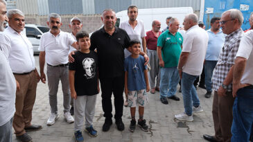 GÜNGÖR GEÇER, ADANA SOKAKLARINDA…