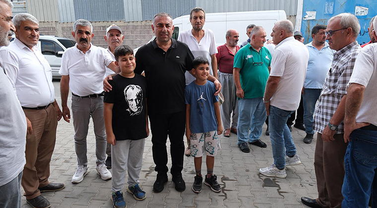 GÜNGÖR GEÇER, ADANA SOKAKLARINDA…