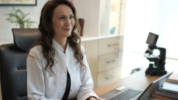 UZMAN DR. FATMA MENTEŞ UYARDI: SIRT SİVİLCESİ İHMAL EDİLMEMELİ