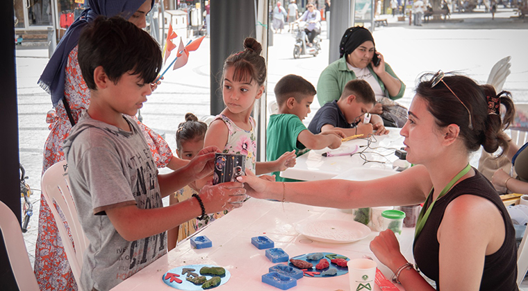 MERSİN BÜYÜKŞEHİR’İN ATÖLYE ÇALIŞMALARI ÖĞRENCİLERİ BİLİME YAKLAŞTIRIYOR