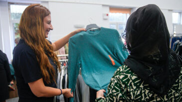 SEYHAN’DA DAR GELİRLİ VATANDAŞLARIN YÜZÜ İHTİYAÇ BANKASI İLE GÜLÜYOR