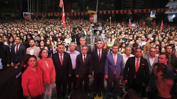 CUMHURİYET COŞKUSU ALANLARA SIĞMADI