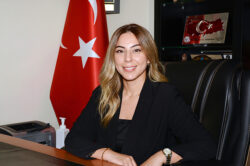 ADEO’DA SEÇİMLE GELEN İLK KADIN BAŞKAN: EZGİ ELEKARIŞMAZ