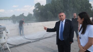 TARİHİ TAŞKÖPRÜ’DE SPREY BOYA TEMİZLİĞİ