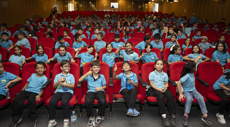 MERSİN ŞEHİR TİYATROSU, ÇOCUKLAR İÇİN PERDELERİNİ AÇTI…