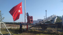 YUMURTALIK’TA BAYRAKLAR ARTIK DAHA COŞKULU DALGALANIYOR