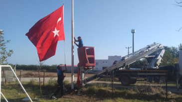 YUMURTALIK’TA BAYRAKLAR ARTIK DAHA COŞKULU DALGALANIYOR