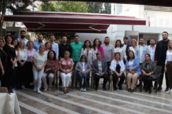 CHP’DE KADINLAR VE GENÇLER EL ELE