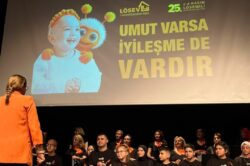 LÖSEV’İN İYİLEŞEN GENÇLERİNDEN UMUT DOLU SERGİ: ÇİÇEKLERİN ŞARKISI