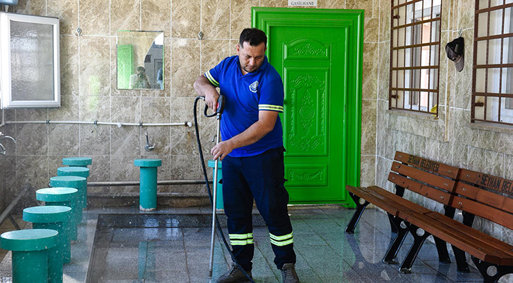 SEYHAN’DA İBADETHANELER PIRIL PIRIL