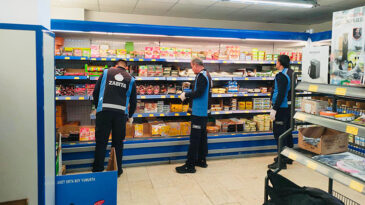 YUMURTALIK’TA MARKETLER DENETLENİYOR, MAHALLE MEZARLIKLARI DÜZENLENİYOR