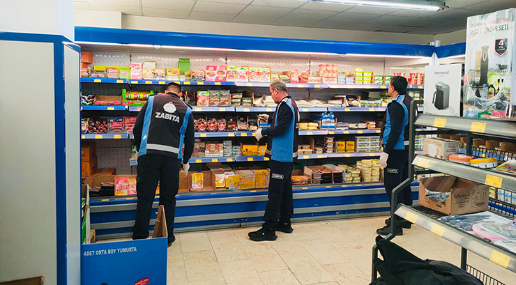 YUMURTALIK’TA MARKETLER DENETLENİYOR, MAHALLE MEZARLIKLARI DÜZENLENİYOR