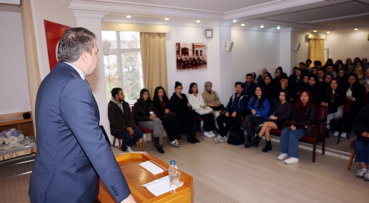 ÜNİVERSİTE REKTÖRÜ, BAKIN ÖĞRENCİLERE NELER ANLATTI…