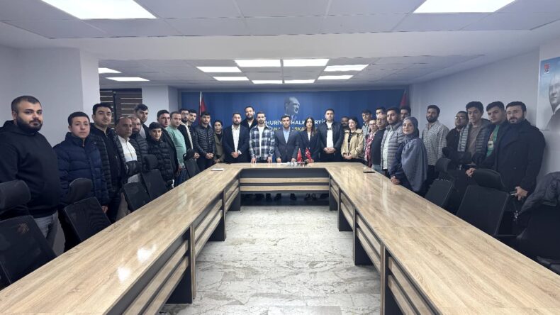 CHP’Lİ GENÇLERDEN MESEM TEPKİSİ