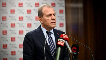 SEÇER: “DEMOKRASİ, YEREL YÖNETİMLERDE BAŞLAYAN KUTSAL BİR KAVRAMDIR”