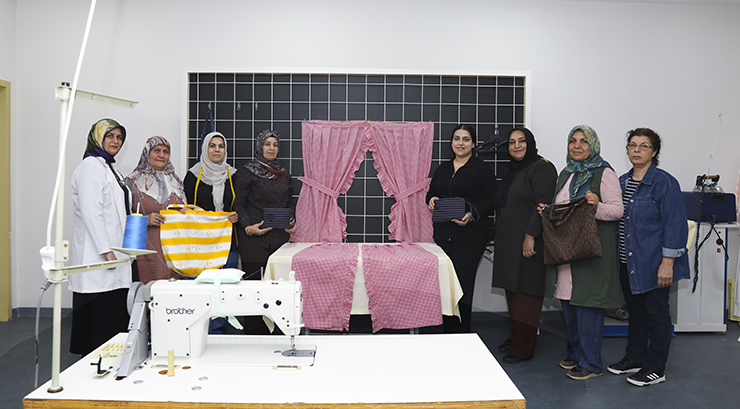 ÖZEL BİREY ANNELERİ BÜYÜKŞEHİR İLE HEM SOSYALLEŞİYOR HEM EL İŞİ ÖĞRENİYOR