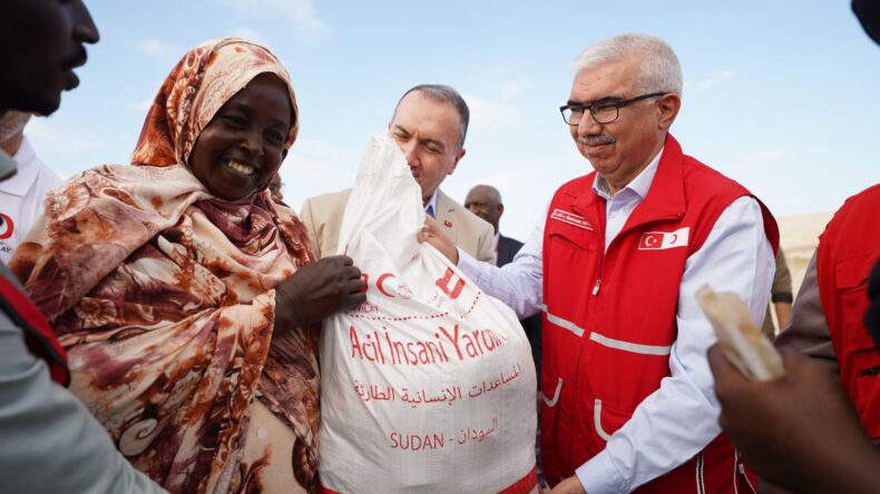 KIZILAY DOST VE KARDEŞ ÜLKE SUDAN’DA YARALARI SARIYOR