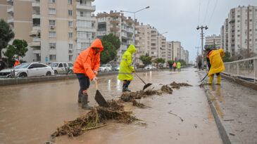 MERSİN BÜYÜKŞEHİR BELEDİYESİ VE MESKİ EKİPLERİ SAĞANAK YAĞIŞ BOYUNCA SAHADA