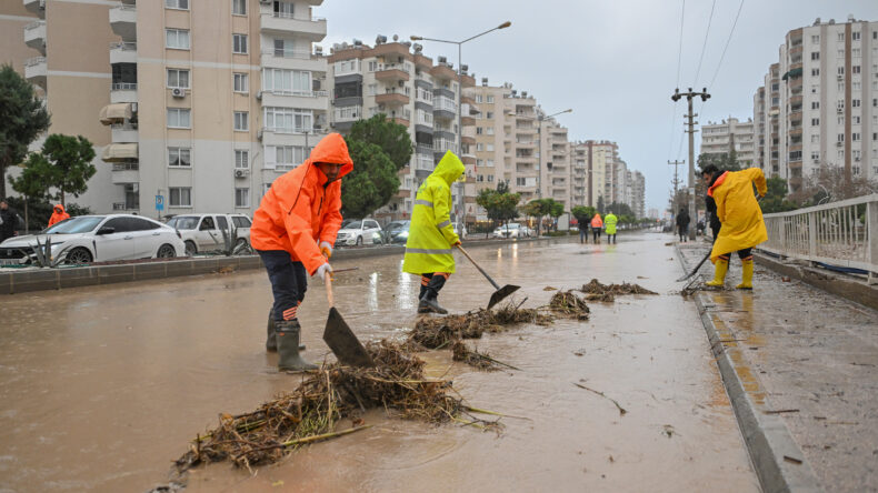 MERSİN BÜYÜKŞEHİR BELEDİYESİ VE MESKİ EKİPLERİ SAĞANAK YAĞIŞ BOYUNCA SAHADA