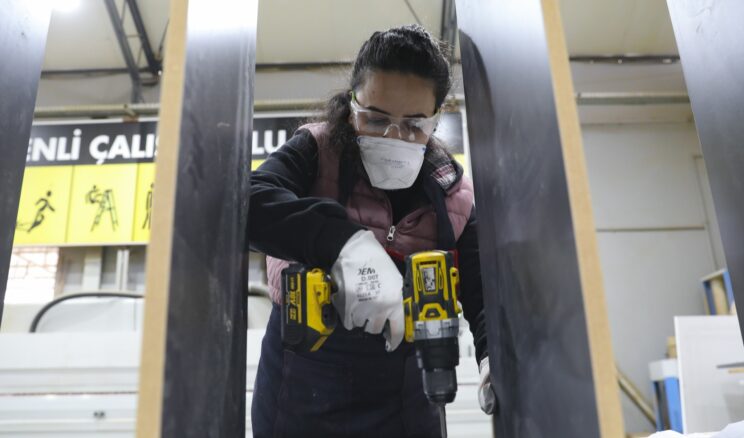 MERSİN BÜYÜKŞEHİR KADIN MOBİLYA USTALARI YETİŞTİRİYOR