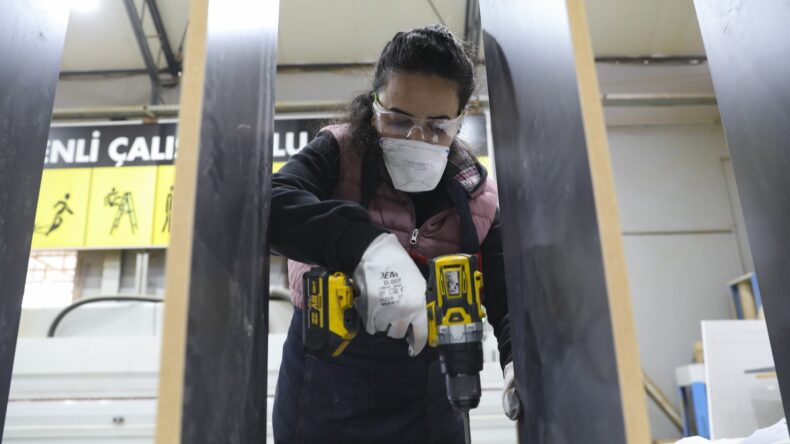 MERSİN BÜYÜKŞEHİR KADIN MOBİLYA USTALARI YETİŞTİRİYOR