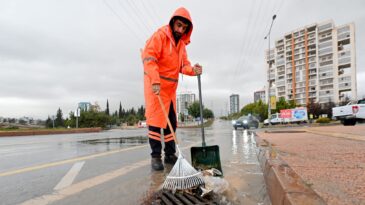 BÜYÜKŞEHİR’DEN KUVVETLİ YAĞIŞ SONRASI TEMİZLİK ÇALIŞMASI