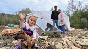 MERSİN BÜYÜKŞEHİR’İN GÜNEŞ PANELİ DESTEĞİ KONARGÖÇER YÖRÜKLERİN HAYATINI KOLAYLAŞTIRIYOR