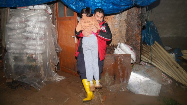 SEYHAN BELEDİYESİ YOĞUN YAĞIŞLARA KARŞI TEYAKKUZDA