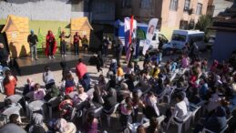 SEYHAN BELEDİYESİ TİYATROYU MAHALLELERE TAŞIDI