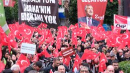 SAĞANAK YAĞMUR ALTINDA ON BİNLERCE ADANALI ZEYDAN KARALAR İÇİN TEK YÜREK OLDU