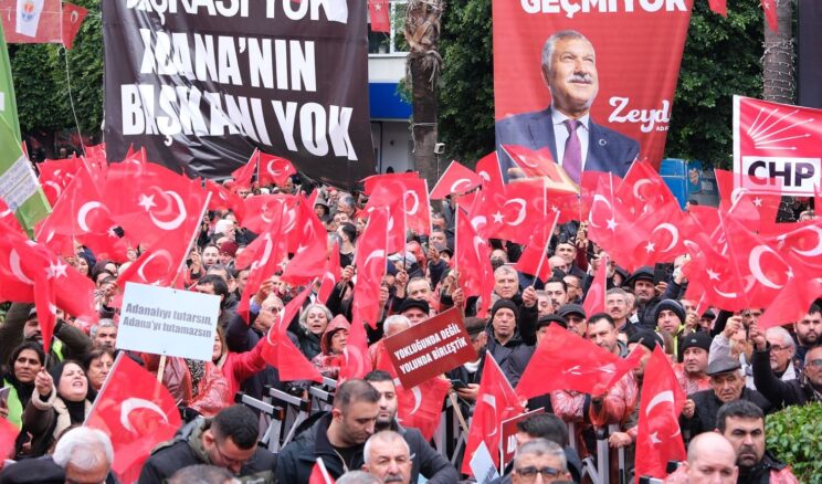 SAĞANAK YAĞMUR ALTINDA ON BİNLERCE ADANALI ZEYDAN KARALAR İÇİN TEK YÜREK OLDU