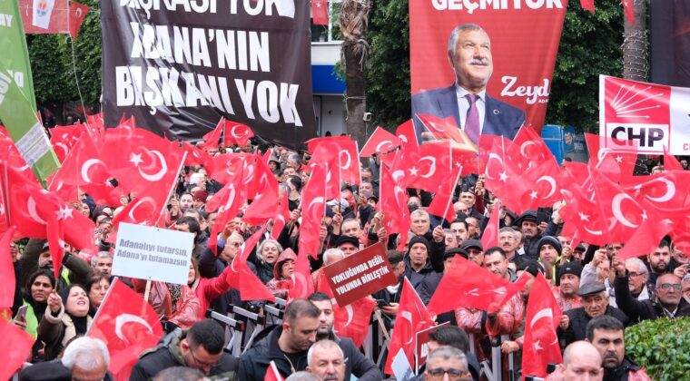 SAĞANAK YAĞMUR ALTINDA ON BİNLERCE ADANALI ZEYDAN KARALAR İÇİN TEK YÜREK OLDU