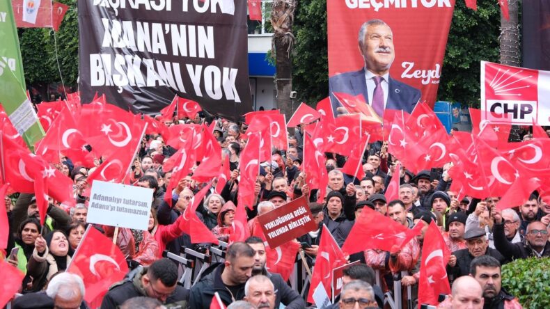 SAĞANAK YAĞMUR ALTINDA ON BİNLERCE ADANALI ZEYDAN KARALAR İÇİN TEK YÜREK OLDU