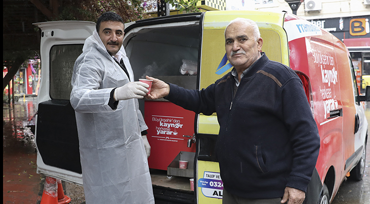 BÜYÜKŞEHİR YENİ YILDA KAYNAR İKRAMIYLA MERSİNLİLERİN İÇİNİ ISITTI