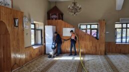 YUMURTALIK’TA CAMİLER TİTİZLİKLE TEMİZLENİYOR