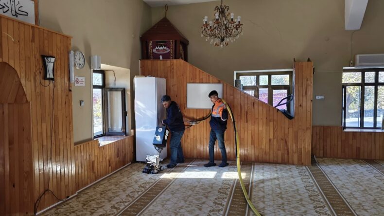 YUMURTALIK’TA CAMİLER TİTİZLİKLE TEMİZLENİYOR