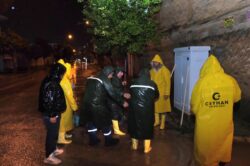 CEYHAN BELEDİYESİ 40 ARAÇ, 200 PERSONELLE SAĞANAK YAĞIŞA KARŞI SEFERBER OLDU