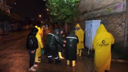 CEYHAN BELEDİYESİ 40 ARAÇ, 200 PERSONELLE SAĞANAK YAĞIŞA KARŞI SEFERBER OLDU