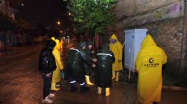 CEYHAN BELEDİYESİ 40 ARAÇ, 200 PERSONELLE SAĞANAK YAĞIŞA KARŞI SEFERBER OLDU