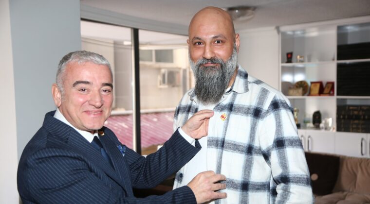 SONER KAN’A ÜYELİK ROZETİ