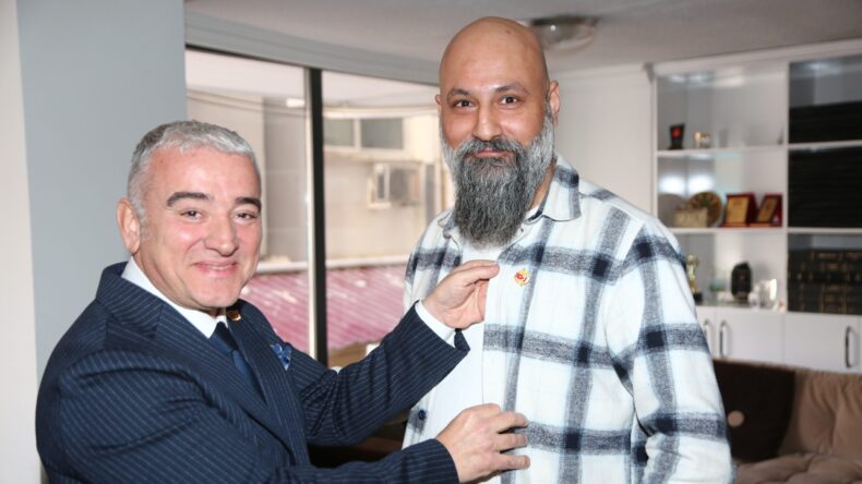 SONER KAN’A ÜYELİK ROZETİ