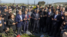 BAŞKAN SEÇER, 6 ŞUBAT DEPREMİNİN 3. YIL DÖNÜMÜNDE CHP GENEL BAŞKANI ÖZGÜR ÖZEL İLE HATAY’DA