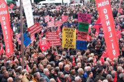 ON BİNLERCE ADANALI CHP İL BİNASI ÖNÜNDE ZEYDAN KARALAR’LA HASRET GİDERDİ