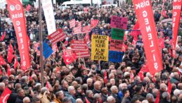 ON BİNLERCE ADANALI CHP İL BİNASI ÖNÜNDE ZEYDAN KARALAR’LA HASRET GİDERDİ