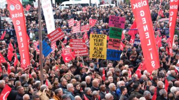 ON BİNLERCE ADANALI CHP İL BİNASI ÖNÜNDE ZEYDAN KARALAR’LA HASRET GİDERDİ
