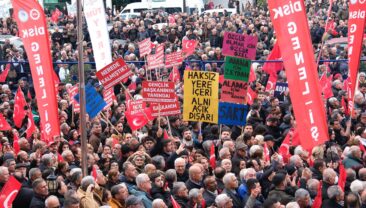 ON BİNLERCE ADANALI CHP İL BİNASI ÖNÜNDE ZEYDAN KARALAR’LA HASRET GİDERDİ