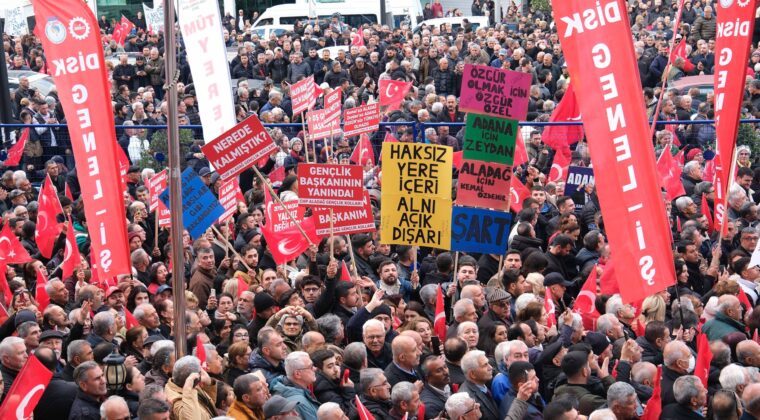 ON BİNLERCE ADANALI CHP İL BİNASI ÖNÜNDE ZEYDAN KARALAR’LA HASRET GİDERDİ